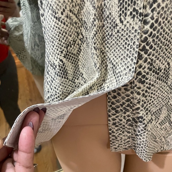 Norma kamali Womens Long-Sleeve Snake Print Button-Front Top - Neutral - Picture 11 of 13